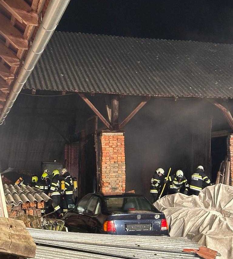 Bild enthält, Car, Vehicle, Adult, Male, Man, Person