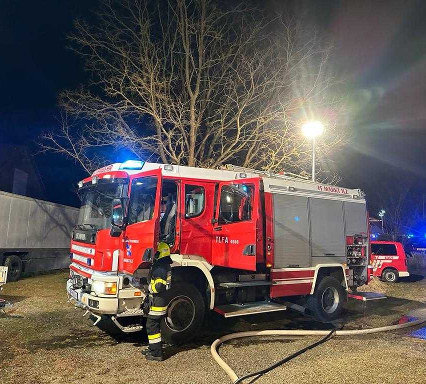 Bild enthält, Transportation, Truck, Vehicle, Person, Machine, Wheel, Fire Truck, Car