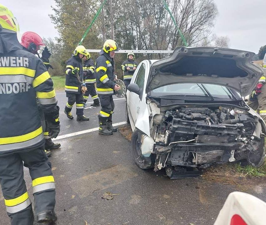 Bild enthält, Person, Adult, Male, Man, Car, Vehicle, Wheel, Shoe, Helmet, Car - Exterior