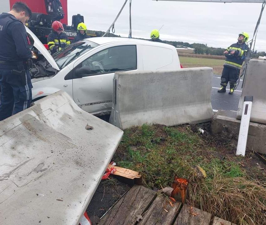 Bild enthält, Adult, Male, Man, Person, Car, Transportation, Vehicle, Machine, Wheel