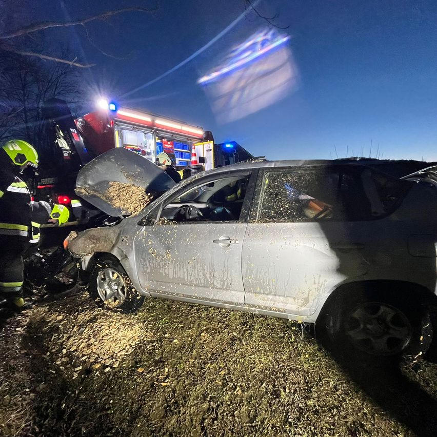 Bild enthält, Car, Transportation, Vehicle, Person, Machine, Wheel, Helmet, Car - Exterior, Car Front - Damaged
