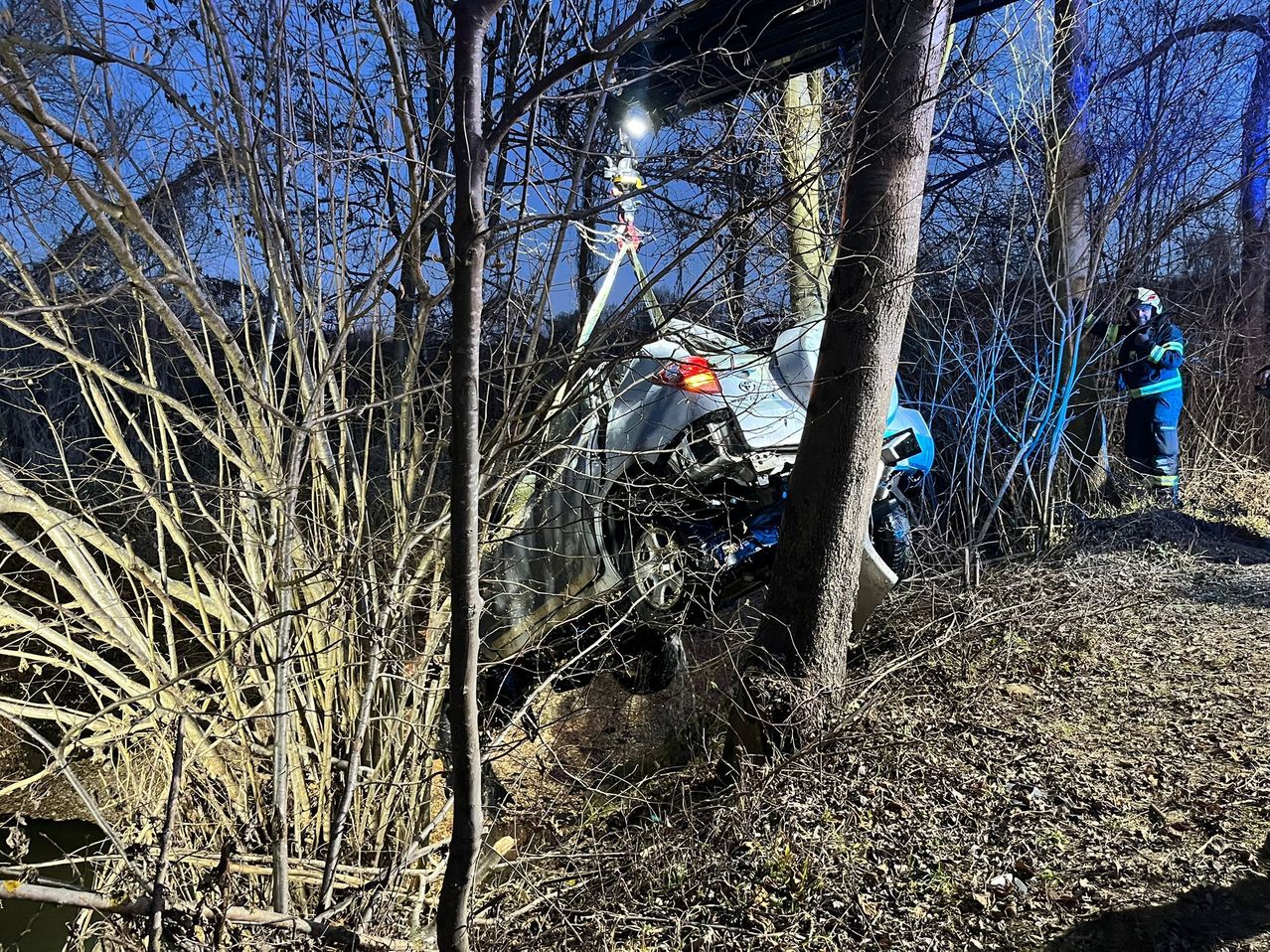 Bild enthält, Clothing, Glove, Person, Helmet, Transportation, Vehicle, Motorcycle, Car