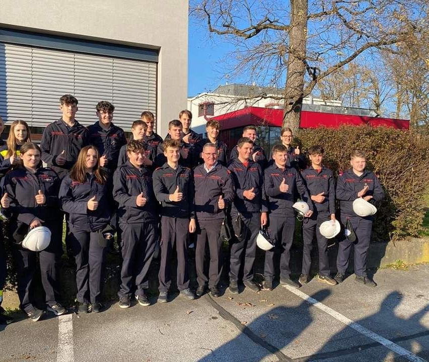 Bild enthält, People, Person, Coat, Adult, Female, Woman, Male, Man, Shoe, Face