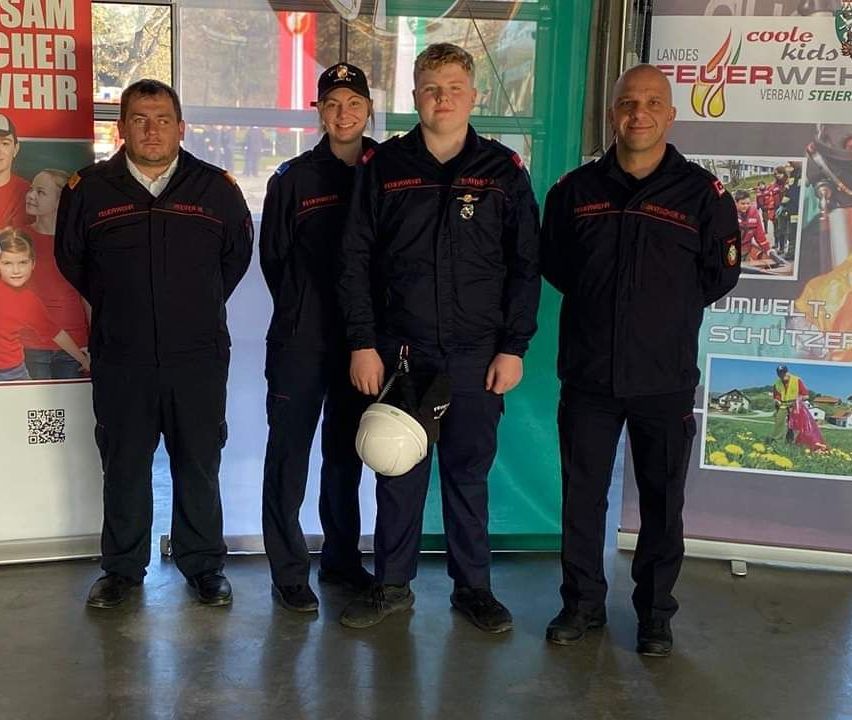 Bild enthält, Groupshot, Person, People, Adult, Male, Man, Coat, Shoe, Face, Jacket