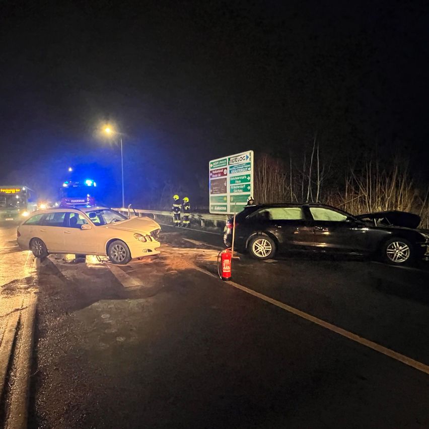 Bild enthält, Road, Car, Vehicle, Machine, Wheel, Urban, Person, Spoke, Bus, Outdoors