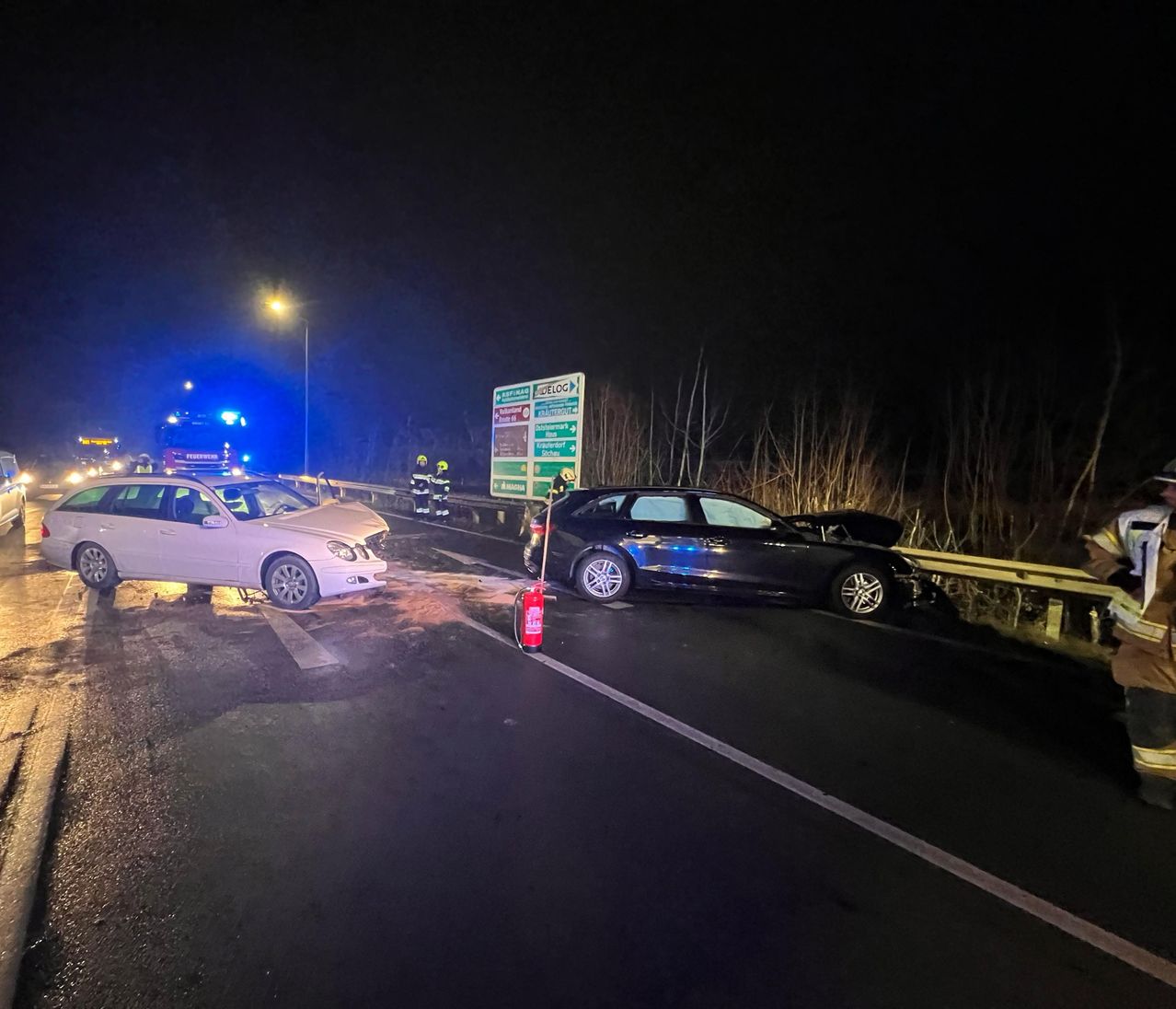 Bild enthält, Road, Glove, Tarmac, Car, Freeway, Person, Urban, Wheel, Outdoors, Spoke