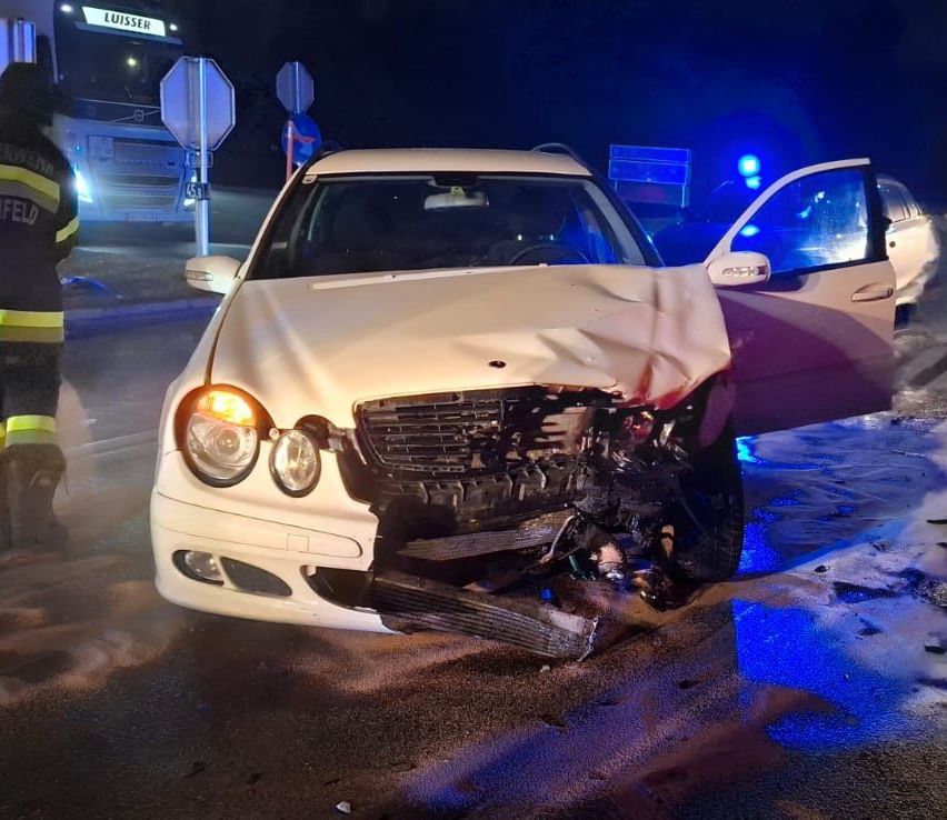 Bild enthält, Car, Transportation, Vehicle, Person, Helmet, Car - Exterior, Car Front - Damaged, Head, Machine, Wheel