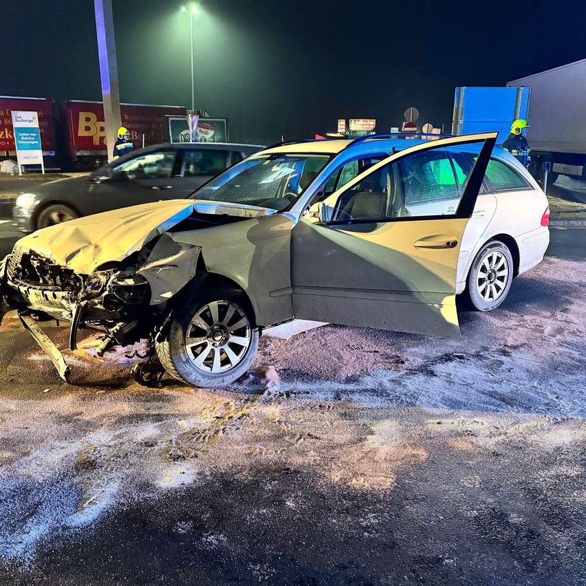 Bild enthält, Car, Transportation, Vehicle, Machine, Wheel, Person, Car - Exterior, Car Front - Damaged, Truck