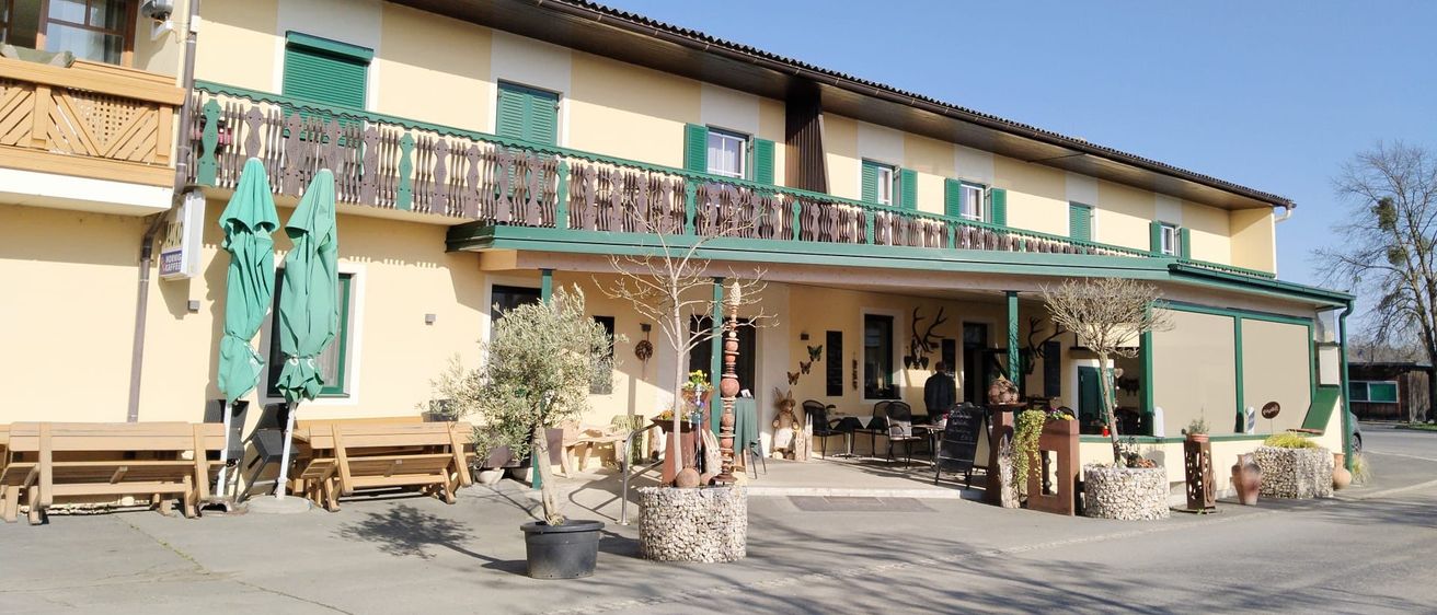 Bild enthält, Building, Hotel, House, Housing, Villa, City, Person, Urban, Row House, Plant