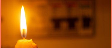 An advertisement for a blackout themed evening, featuring a lit candle against a blurred background. The event is in Eisenstadt at VHS/Pfarrgasse 10 on November 18, 2025, from 18:00 to 19:30. Contact info@vhs-burgenland.at.