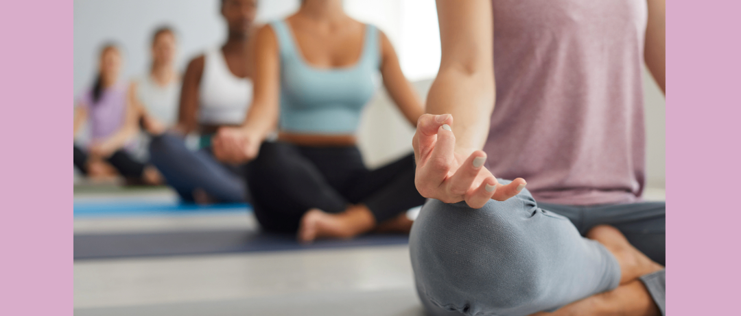 Eine Gruppe von Frauen praktiziert Klangmeditation, sitzt in Lotusposition auf Yogamatten mit einem rosa Hintergrund und einem Logo.