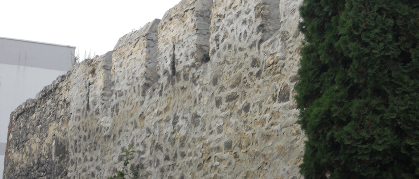 Ein Plakat für eine geführte Tour mit Mag. Klaus Leitgeb bei Wehrhaftes Eisenstadt am 21.03.2026 von 14:00 bis 16:00 Uhr. Der Veranstaltungsort ist in Eisenstadt-Schloss Esterhazy. Kontaktinformationen sind angegeben.