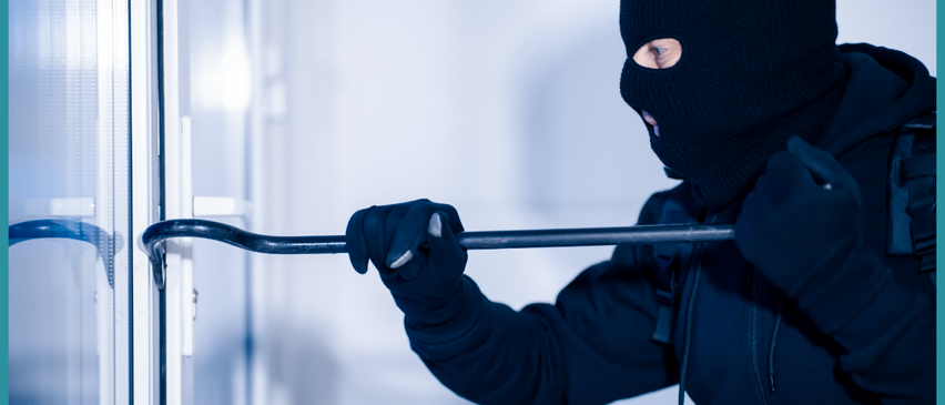 Eine Person mit Maske, die einen Metallstab hält, versucht eine Glastür zu öffnen. Oben steht: 'Wie schütze ich mein Zuhause in meiner Abwesenheit?' Unten befindet sich ein Logo.
