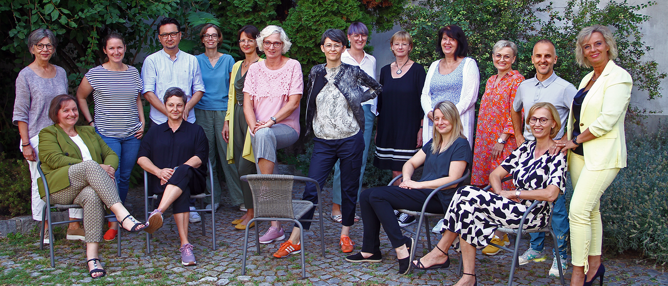 Bild enthält, People, Person, Groupshot, Adult, Female, Woman, Male, Man, Shoe, Pants
