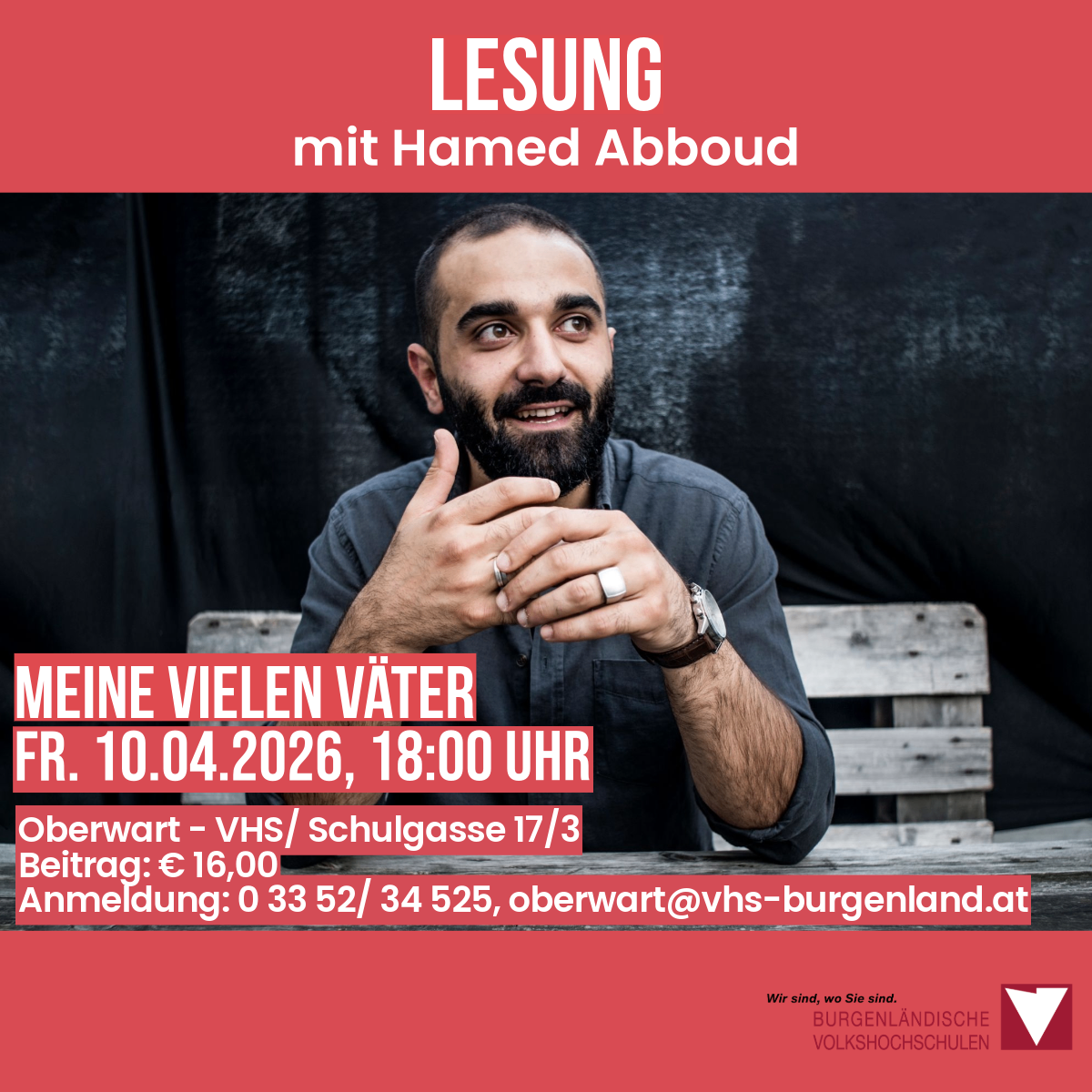 Plakat für eine Veranstaltung mit Hamed Abboud. Es steht: 'Meine vielen Väter.' Die Veranstaltung ist am 10. April 2026 um 18:00 Uhr in Oberwart. Der Beitrag beträgt €16,00. Kontakt: 0 33 52/ 34 525 oder oberwart@vhs-burgenland.at.