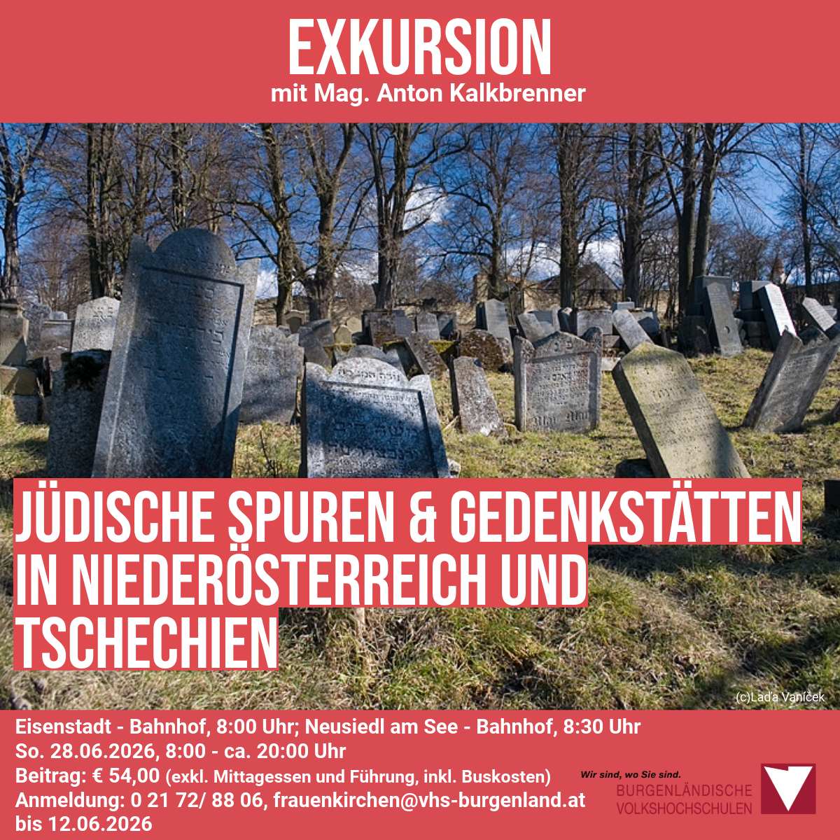 Ein Friedhof mit Grabsteinen ist zu sehen, ein roter Banner mit 'EXKURSION' und 'JUDISCHE SPUREN & GEDENKSTÄTTEN IN NIEDEROSSTERREICH UND TSCHECIEN' wird angezeigt, mit Daten und Zeiten für eine geführte Tour.