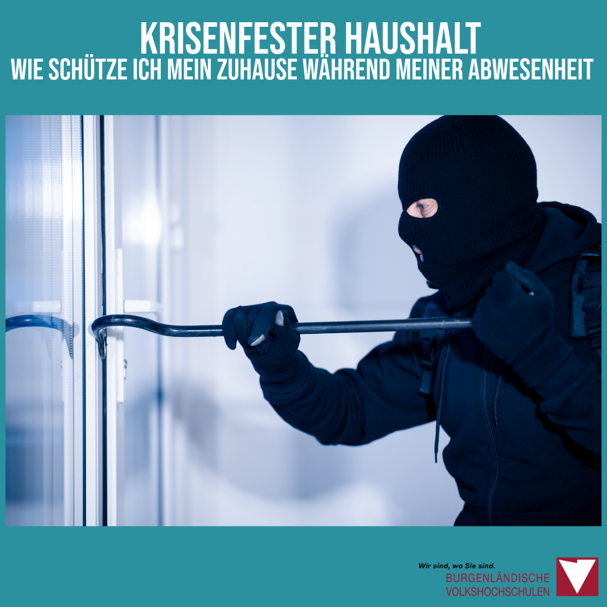 Eine vermummte Person versucht, eine Glastür mit einem Metallstab zu öffnen. Die Bildunterschrift lautet: 'Krisenfester Haushalt: Wie schütze ich mein Zuhause während meiner Abwesenheit.'