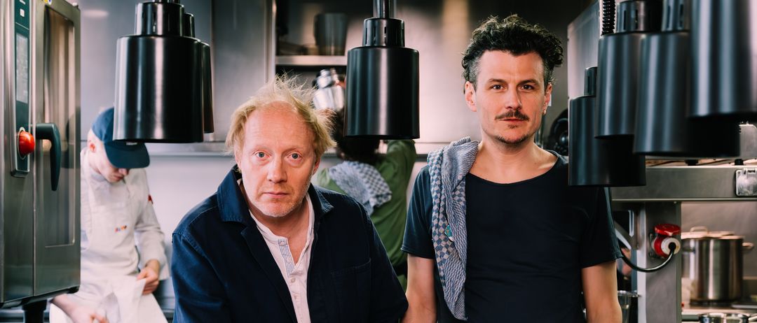 Bild enthält, Cafeteria, Indoors, Restaurant, Adult, Male, Man, Person, Meal, Lunch, Face