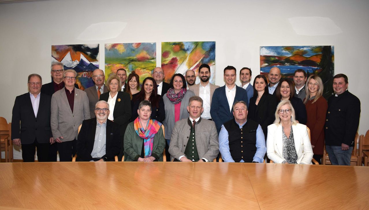 Bild enthält, Blazer, Coat, Jacket, People, Person, Portrait, Adult, Male, Man, Table