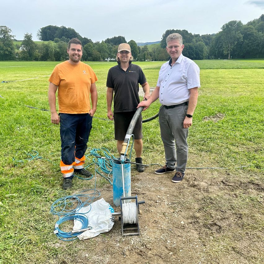 Bild enthält, Adult, Male, Man, Person, Grass, Shoe, Outdoors, Jeans, Nature, Face