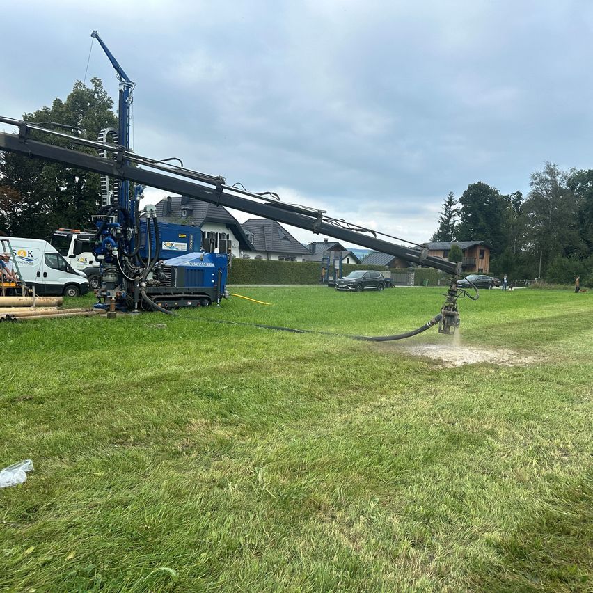 Bild enthält, Grass, Lawn, Person, Car, Construction, Wheel, Outdoors, Airfield, Utility Pole, Construction Crane