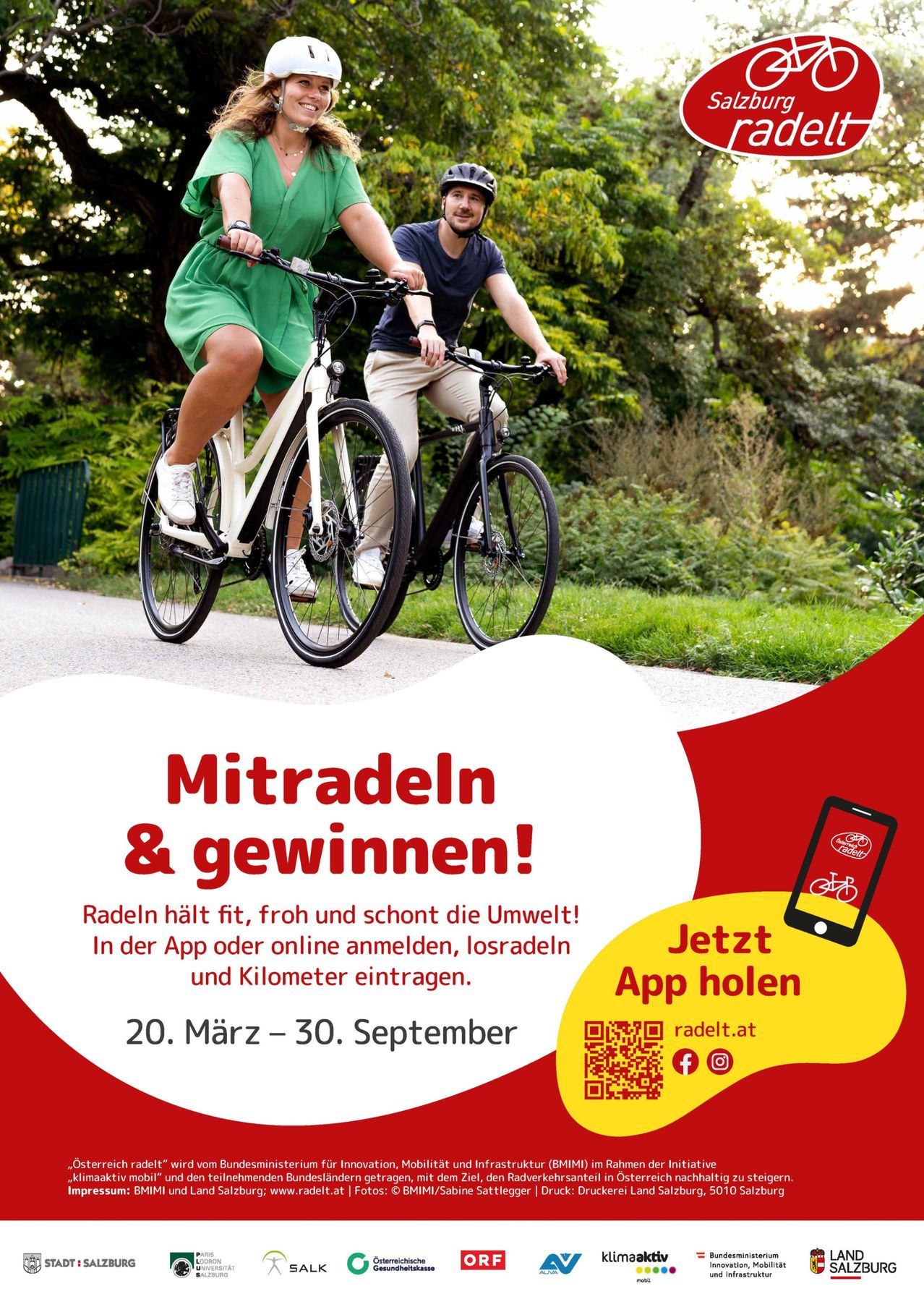 Zwei Personen fahren auf einem Pfad mit Fahrrädern. Der Text lautet 'Mitradeln & gewinnen!' Die Anmeldung erfolgt über die App oder online, wobei Fahrten und Kilometer erfasst werden. Termine: 20. März - 30. September. QR-Code und Website sind angegeben.
