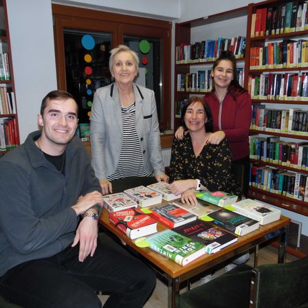 Bild enthält, Book, Library, Publication, Adult, Female, Person, Woman, People, Shelf, Table