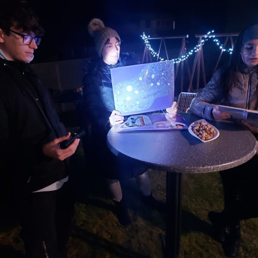 Bild enthält, Furniture, Table, People, Person, Desk, Tabletop, Adult, Male, Man, Face