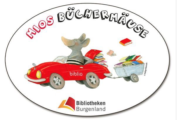Eine Maus fährt ein rotes Auto mit Büchern, der Text lautet 'Mios Buchermaus'. Es hat einen Anhänger voller Bücher. Der Text 'biblio' befindet sich an der Seite des Autos. Das Bild hat einen Wasserzeichen, der 'Helga Bansch' lautet.