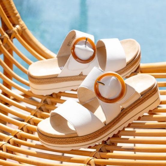 Bild enthält, Clothing, Footwear, Sandal, Tape