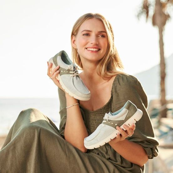 Bild enthält, Shoe, Beachwear, Person, Sitting, Adult, Female, Woman, Blonde, Blanket, Face