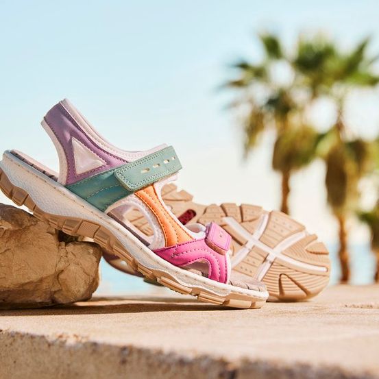 Bild enthält, Clothing, Footwear, Sandal, Shoe, Beachwear