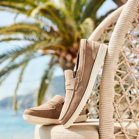 Bild enthält, Clothing, Footwear, Shoe, Person, Sitting, Tennis, Tennis Racket, Sneaker