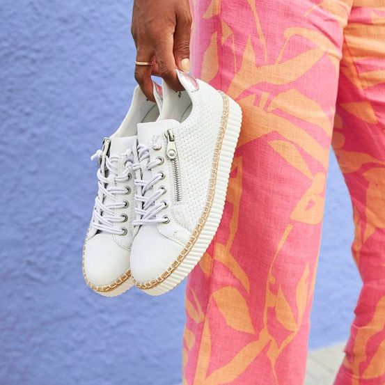 Bild enthält, Clothing, Footwear, Shoe, Sneaker, Person, Pants