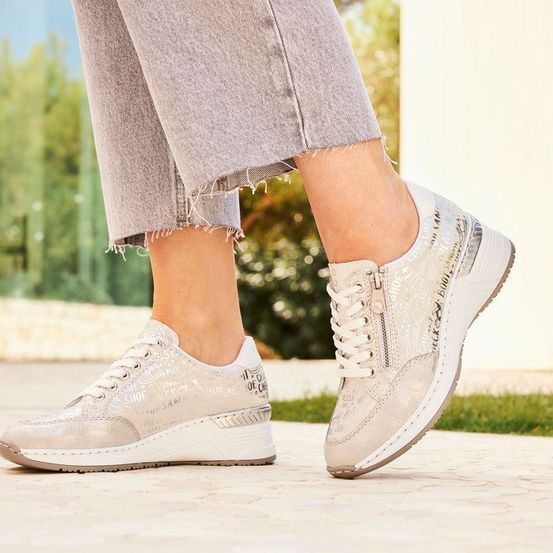 Bild enthält, Clothing, Footwear, Shoe, Sneaker, Person