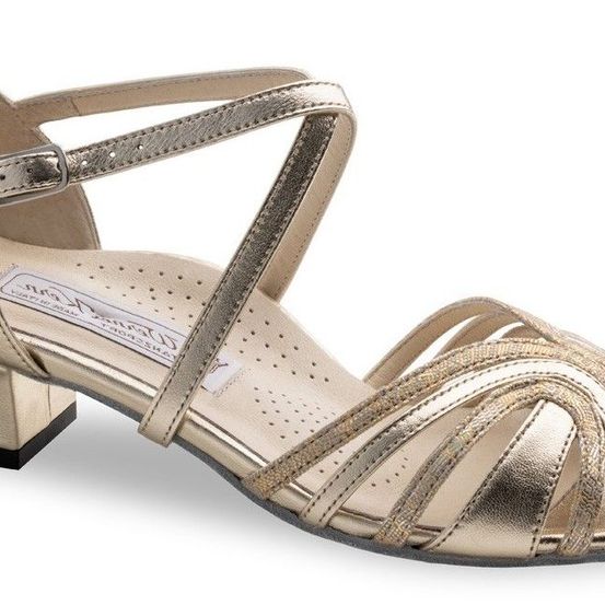 Bild enthält, Clothing, Footwear, Sandal, Shoe, High Heel