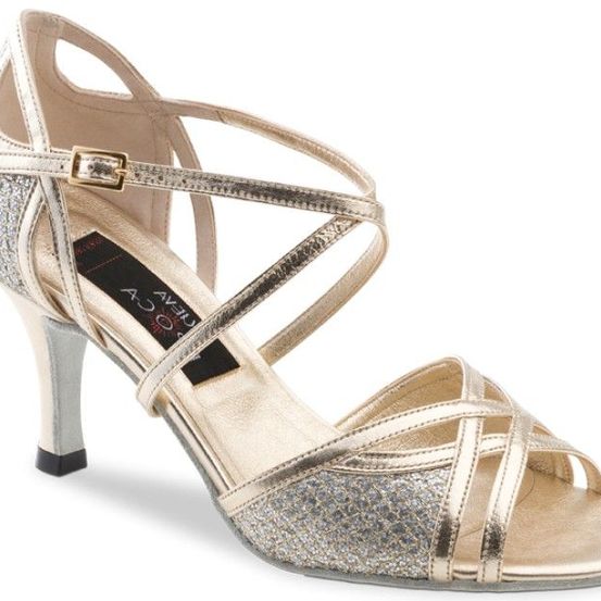 Bild enthält, Clothing, Footwear, Sandal, Shoe, High Heel