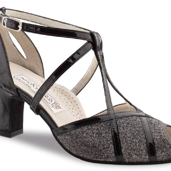 Bild enthält, Clothing, Footwear, Sandal, Shoe, High Heel