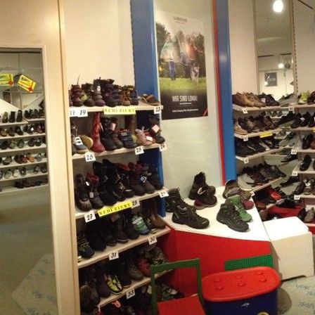 Bild enthält, Shop, Person, Shoe Shop, Indoors, Bag, Handbag, Footwear, Shoe