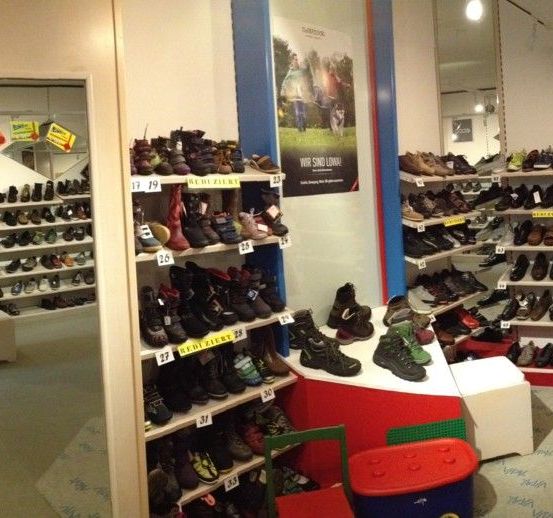 Bild enthält, Shop, Person, Shoe Shop, Indoors, Bag, Handbag, Footwear, Shoe