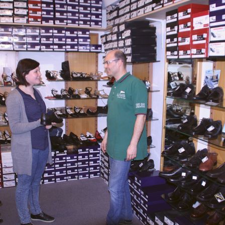 Bild enthält, Shoe, Shoe Shop, Shop, Adult, Female, Person, Woman, Male, Man, Glasses