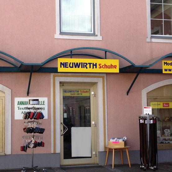 Bild enthält, Handbag, Person, Shop, Desk, Car, Box, Shopping Mall