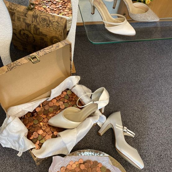 Bild enthält, Footwear, High Heel, Shoe, Fun, Handbag, Picnic, Plate