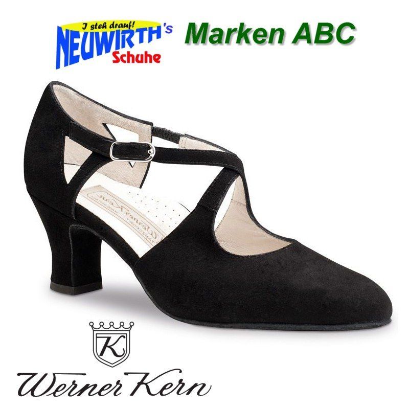 Schwarzer Wildleder-Stiletto mit Riemen, Schnalle und Absatz. Logotext 'Werner Kern' unten. Weißer Hintergrund.