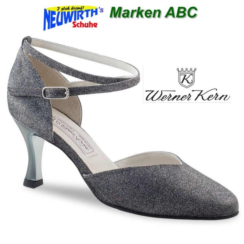 Ein grauer High-Heel-Schuh mit silbernem Schimmer, einer Schnalle und einem Logo von Werner Kern. Der Schuh ist auf einem weißen Hintergrund mit anderen Markenlogos abgebildet.