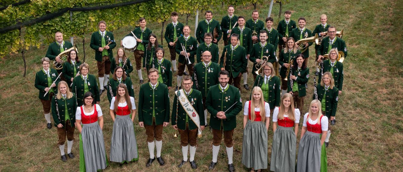 Bild enthält, People, Person, Groupshot, Group Performance, Outdoors, Music Band, Necklace, Nature, Glasses, Skirt