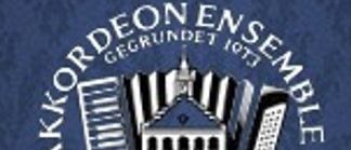Das Logo des Akkordeon Ensembles Wieczorrek, gegründet 1973, zeigt ein Akkordeon, ein Klavier und ein Kirchengebäude. Der Entwurf ist auf einem blauen Hintergrund.
