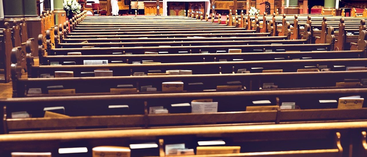 Bild enthält, Indoors, Architecture, Building, Prayer, Person, Altar, Church, Chapel