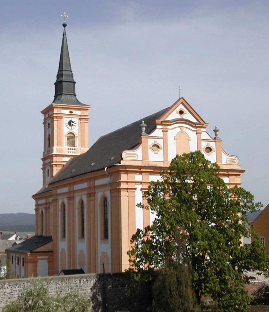 Bild enthält, Architecture, Building, Clock Tower, Tower, Spire, Arch, Gothic Arch, Cathedral, Bell Tower, Monastery