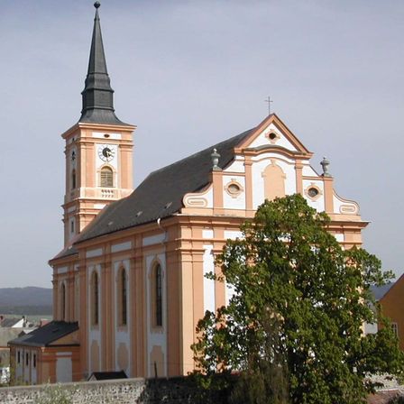 Bild enthält, Architecture, Building, Clock Tower, Tower, Spire, Arch, Gothic Arch, Cathedral, Bell Tower, Monastery